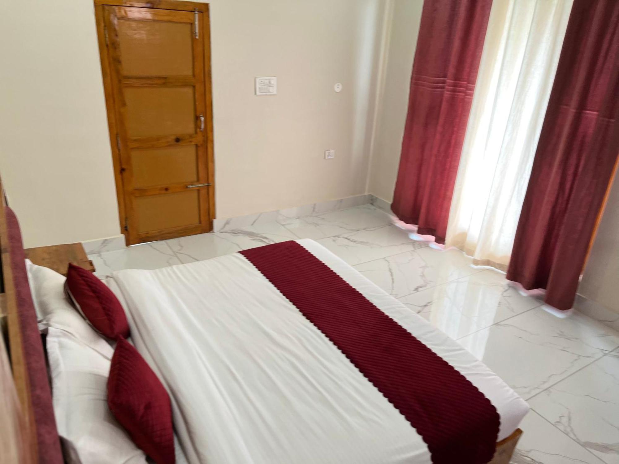 Himalayan Hill Top Resort Kanatal Eksteriør billede